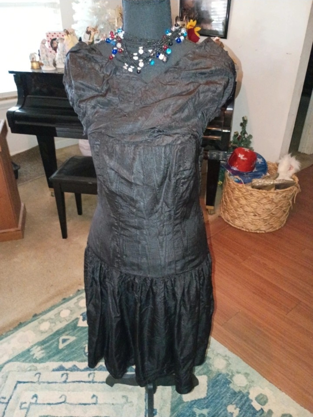 Elegant Vintage Black Midi Dress with Gathered Hem Small